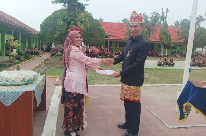 SMA Negeri 1 Pesisir Selatan Menggelar Upacara dan Do’a Bersama Peringati HGN Tahun 2023