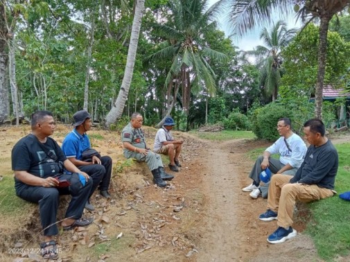 Pj. Sekda Jon Edwar Tinjau  Rumah Warga Terdampak Amukan Gajak Di Dusun Way Andop Pekon Marang