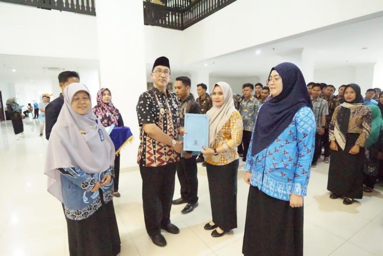 Pj. Sekda Jon Edwar Serahkan SK TKD Tahun 2023