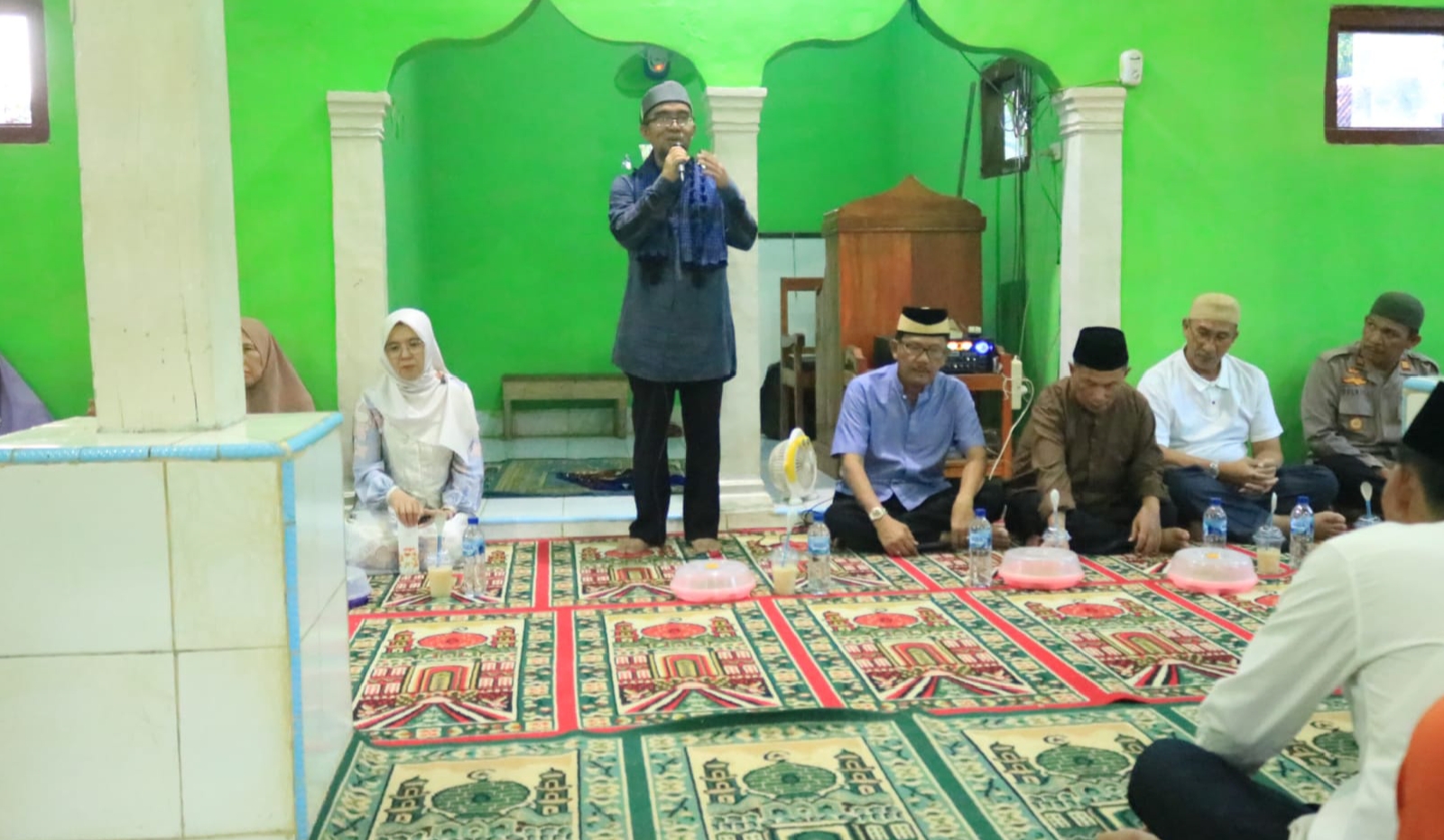 Pemkab Pesibar Serahkan Bantuan di Pekon Tanjung Rejo