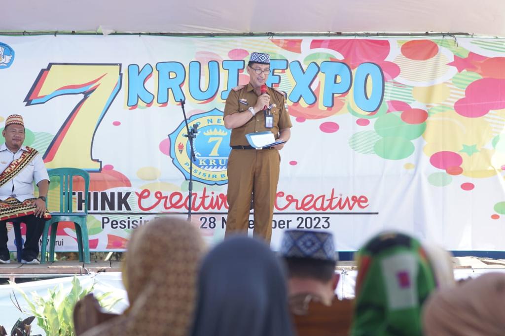 Plt. Sekda Jon Edwar Hadiri Penggukuhan Sanggar Paku Laut dan Krui Expo SMPN 7