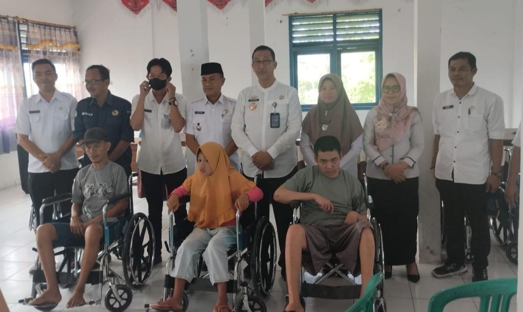 PJ. Sekda Jon Edwar Serahkan Bantuan Kursi Roda ke Penyandang Disabilitas