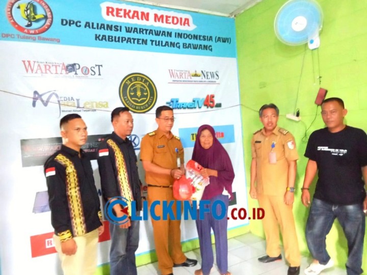 Dinas Kominfo Tulang Bawang Hadiri Kegiatan Pembagian Sembako DPC AWI Tuba