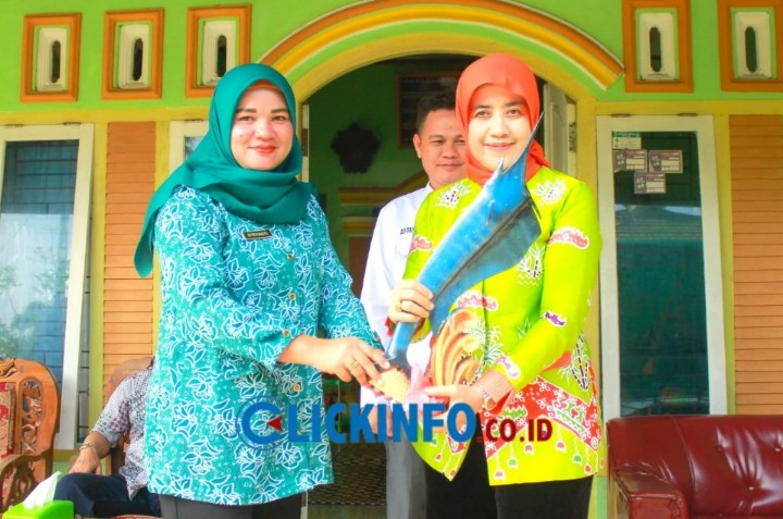 Lawatan Kepulau Pisang Pesisir Barat, Pj Bupati Tuba Qudrotul Kunjungi Sentra UMKM Kain Krui dan Puralin Bag