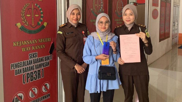 Kejari Waykanan Buktikan Komitmen Penegakan Hukum, Kembalikan Barang Bukti ke Korban