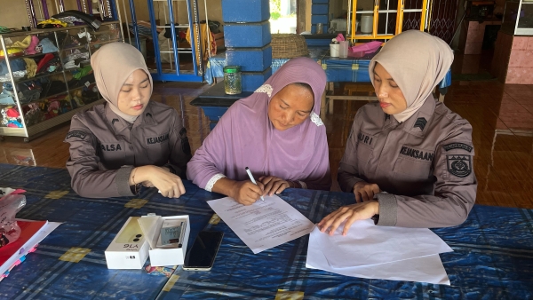 Gitaris BB Beraksi Lagi, Kejari Waykanan Antar Langsung HP Korban