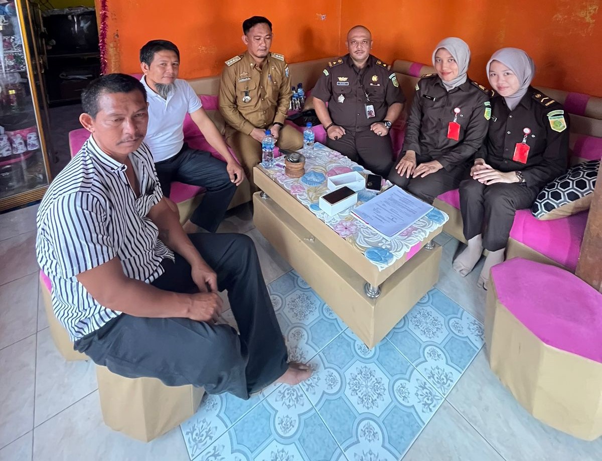 Kejari Waykanan Kembalikan Barang Bukti HP Korban Pencurian di Banjit