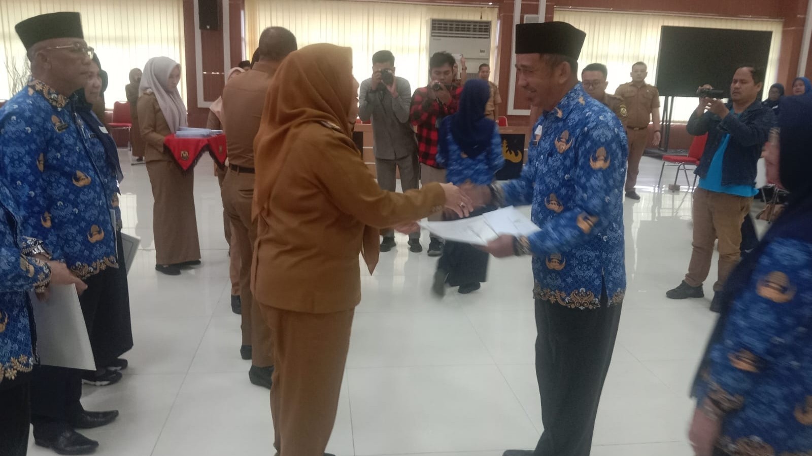 Walikota Bandarlampung Eva Dwiana serahkan SK pensiun PNS