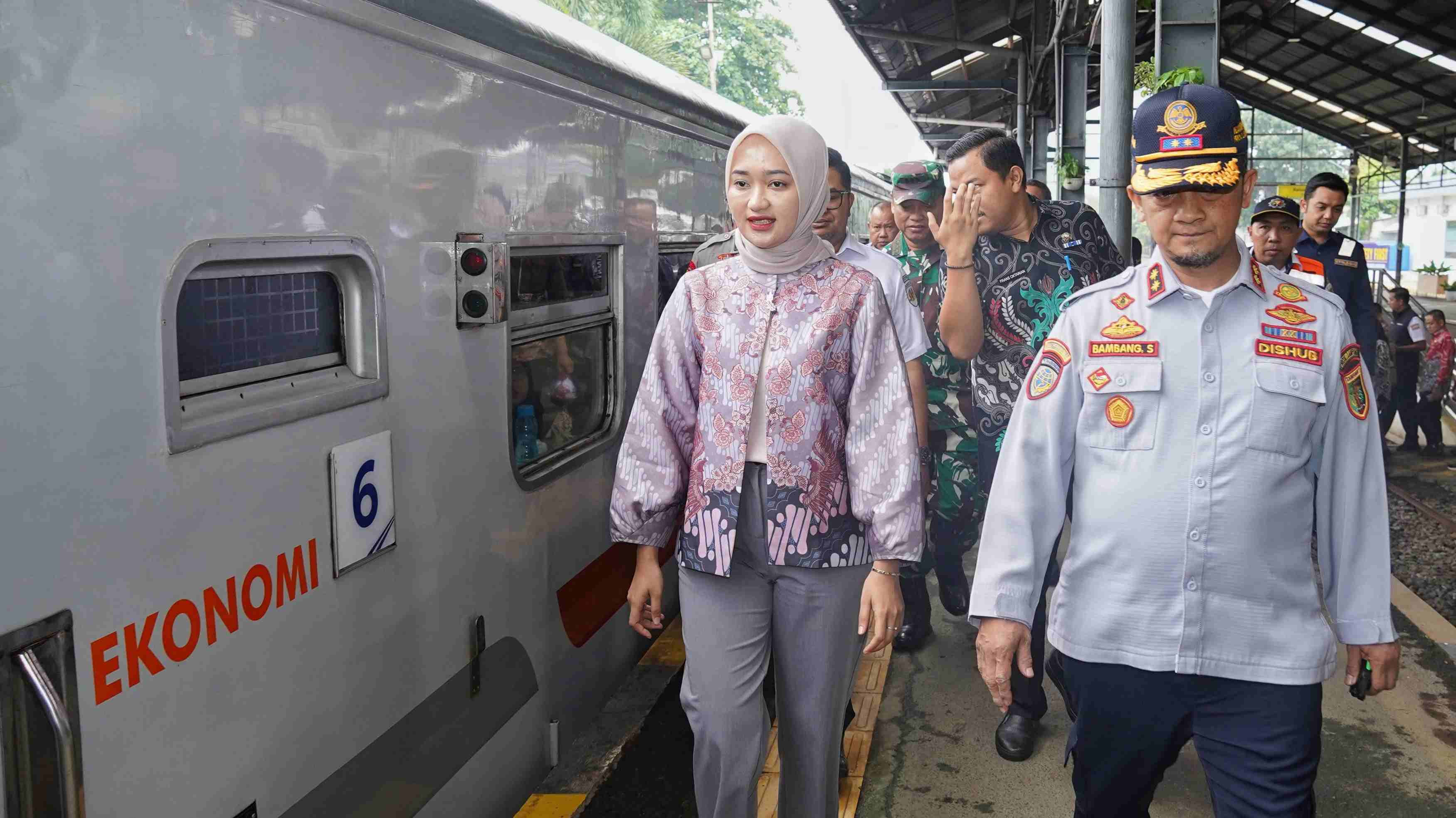 Wagub Jihan Lepas Ribuan Pemudik Gratis Naik Kereta