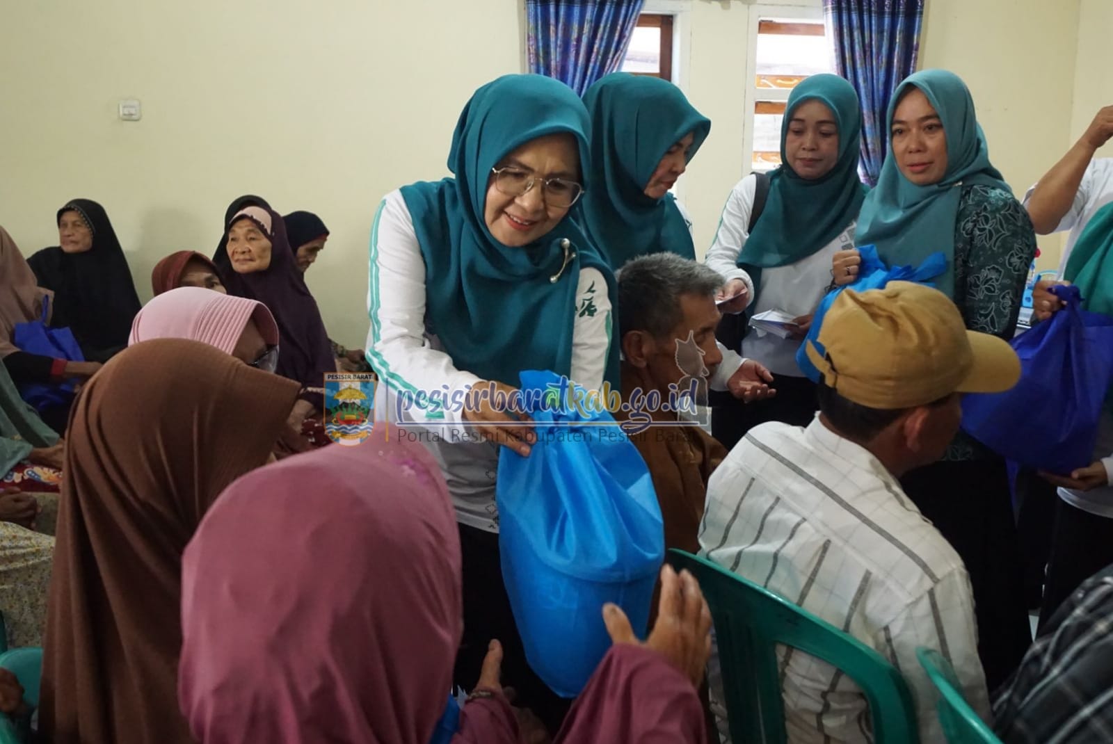 Peduli Lansia, TP PKK Pesibar Berikan Santunan di Lima Kecamatan