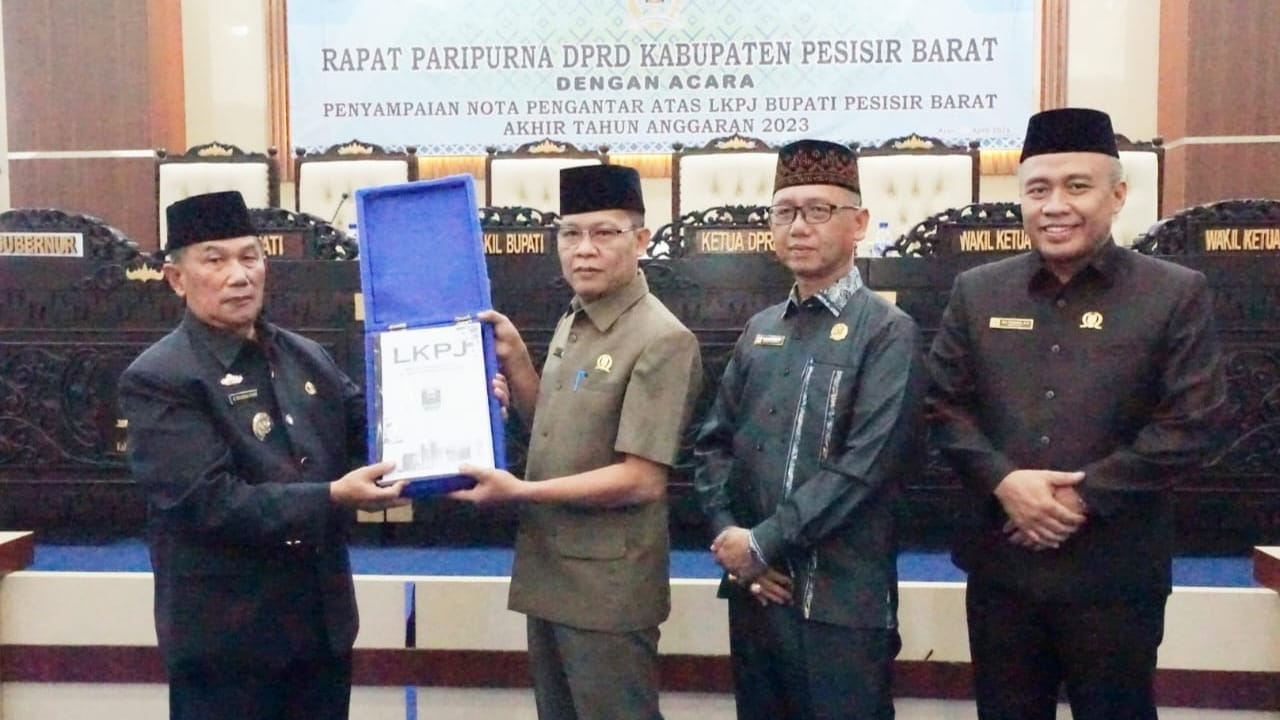 Rapat Paripurna DPRD Atas LKPJ Bupati Pesisir Barat