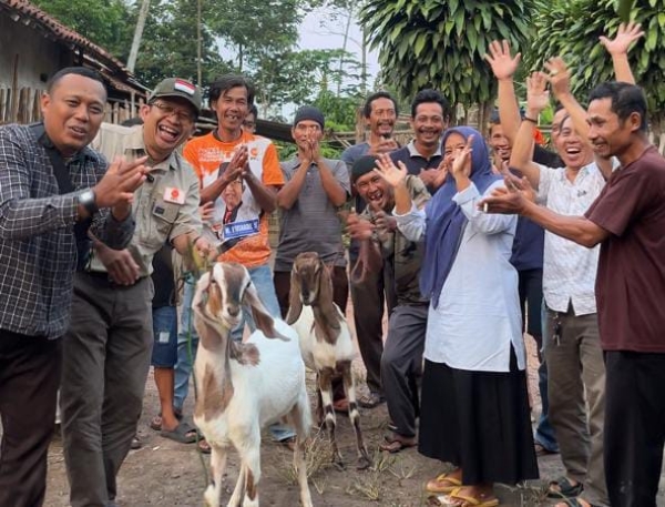 Berikan Babon Kambing, Angota DPRD Lampung Yusnadi Dorong Pemberdayaan Ekonomi Masyarakat