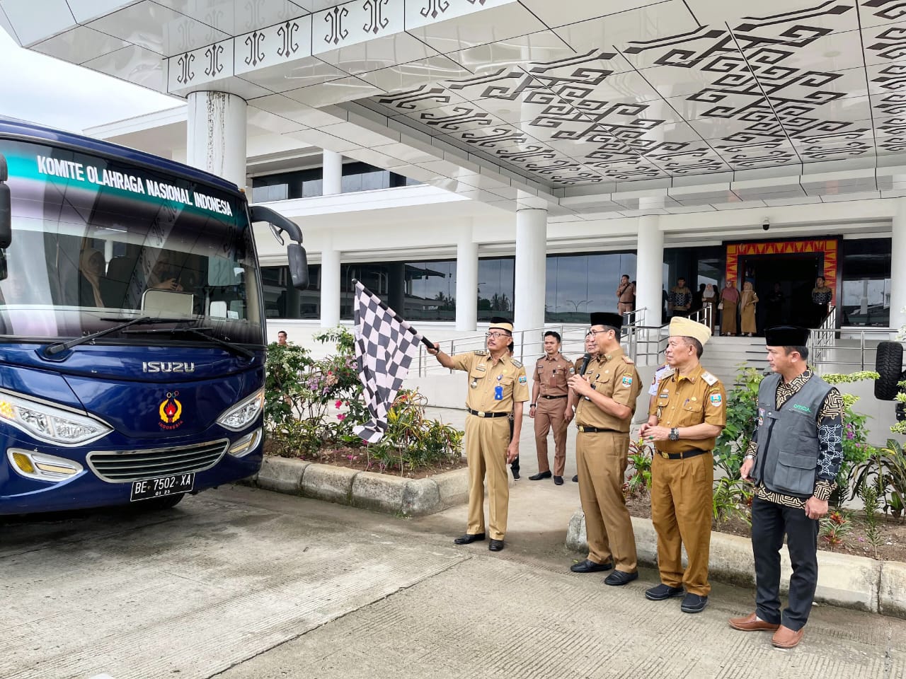 Bupati Pesisir Barat Lepas Kafilah MTQ, Targetkan Prestasi Terbaik