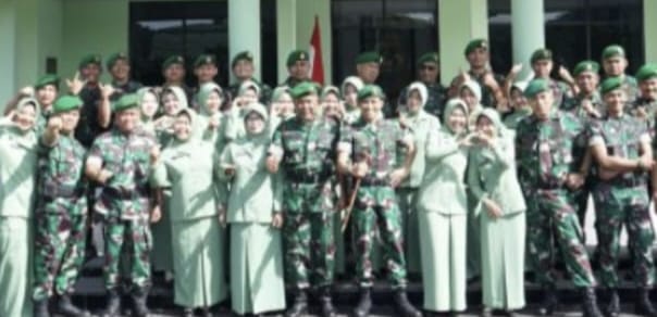 Dandim 0422/Lampung Barat Lepas Dua Perwira Terbaik dengan Haru