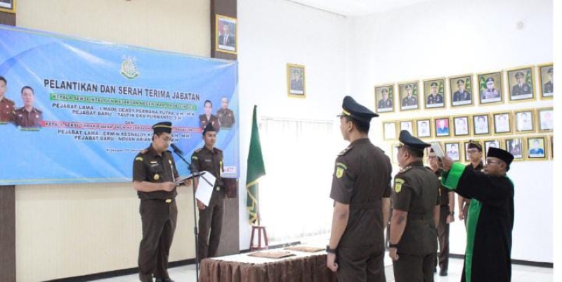Kejari Probolinggo Lantik Kasi Intel dan Kasi Pidum Baru, Tekankan Profesionalisme
