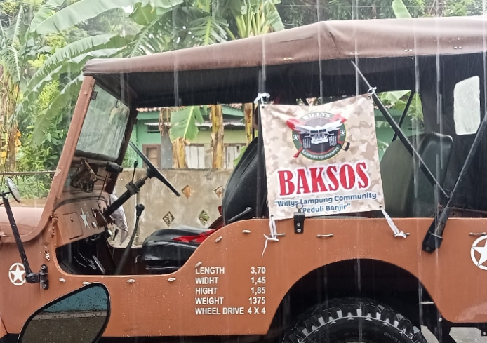 Willys Lampung Community Salurkan 1000 Nasi Bungkus untuk Korban Banjir