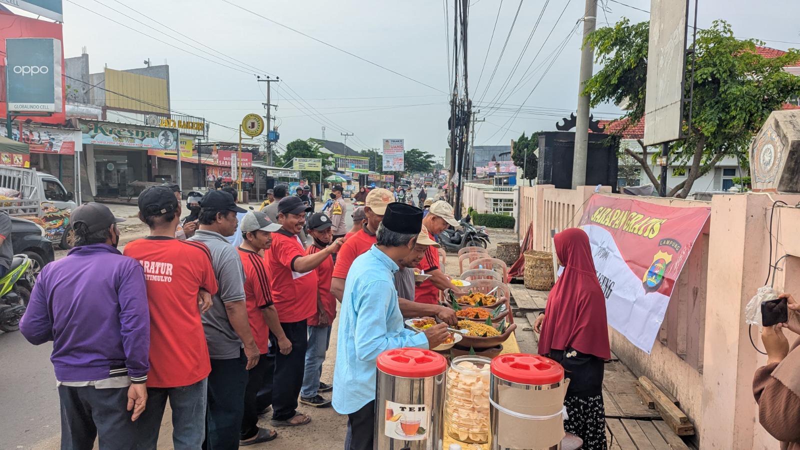 Polsek Jati Agung Bagikan Sarapan Gratis untuk Masyarakat