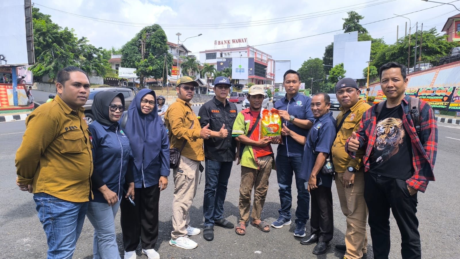 Jumat Berkah, Taring dan IWO Lampung Bagikan Ratusan Nasi Kotak