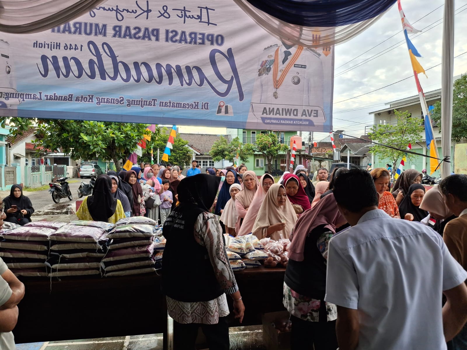 Warga Bandar Lampung Antusias Serbu Pasar Murah Ramadan