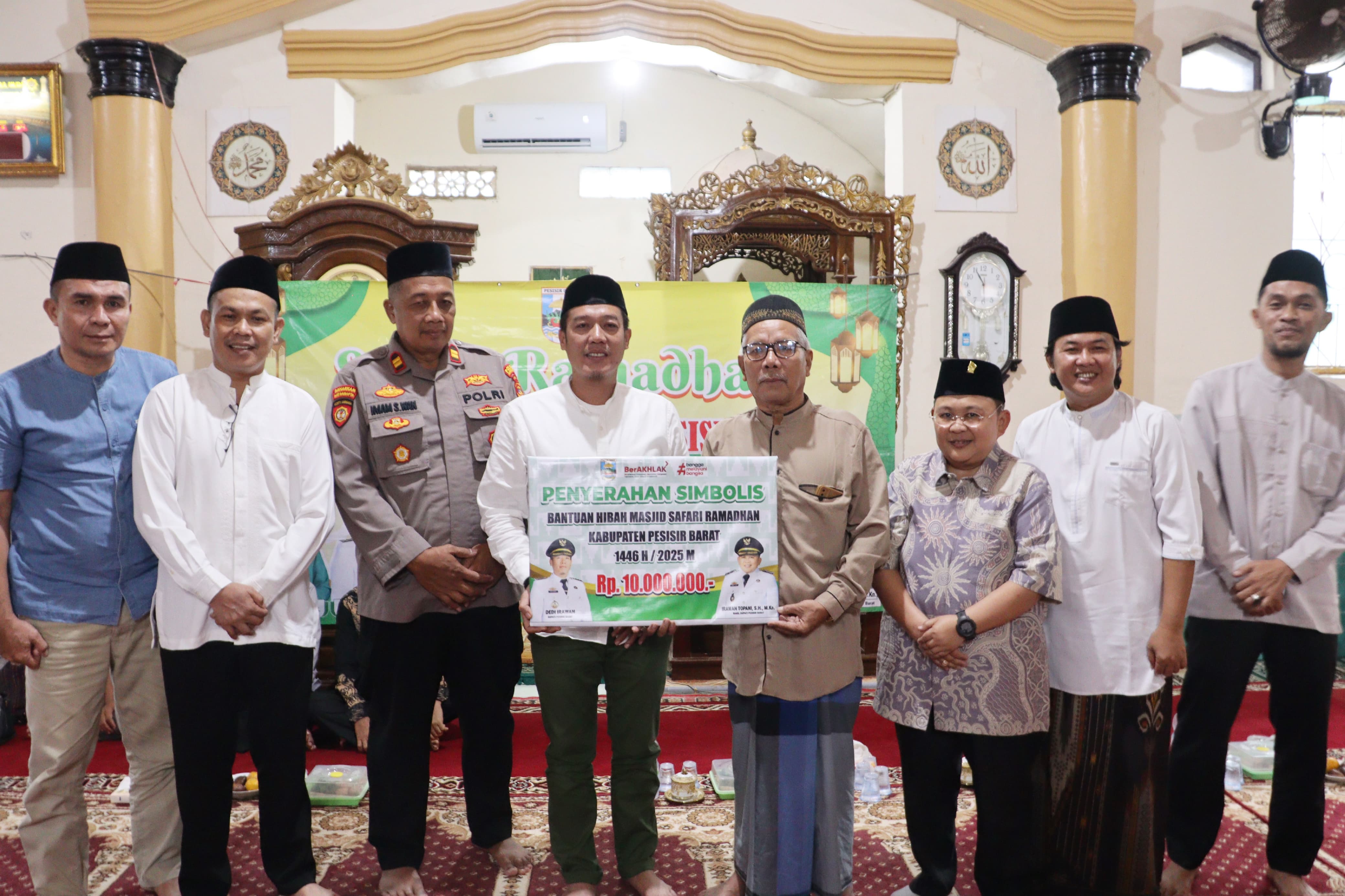 Bupati dan Wakil Bupati Pesibar Gelar Safari Ramadhan, Salurkan Bantuan untuk Masjid dan Marbot