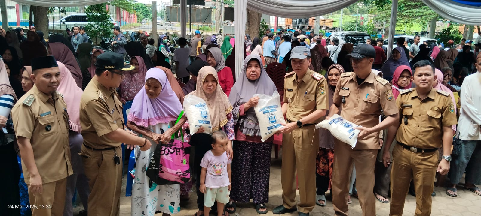 Jelang Idul Fitri, Warga Rajabasa Sambut Gembira Bantuan Beras dari Pemkot Bandar Lampung