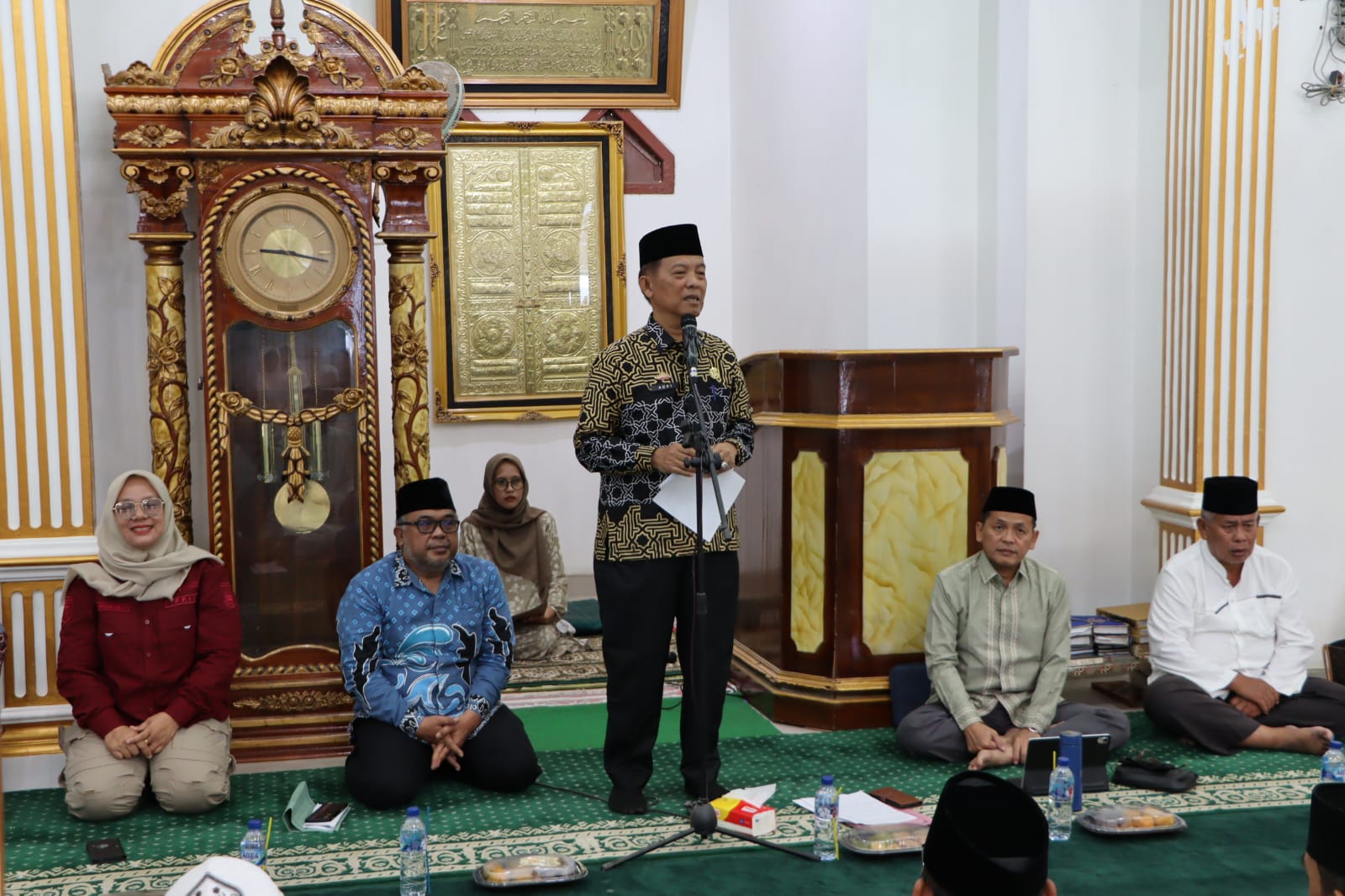 Asisten I Audi Marpi Buka Bimbingan Manasik Haji di Masjid Al-Khottob Pesisir Barat