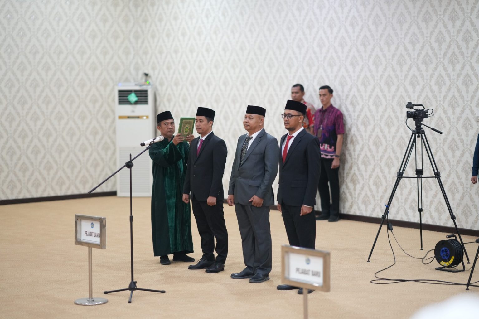 Rektor Universitas Lampung Lantik dan Ambil Sumpah Jabatan Tiga Pejabat Baru