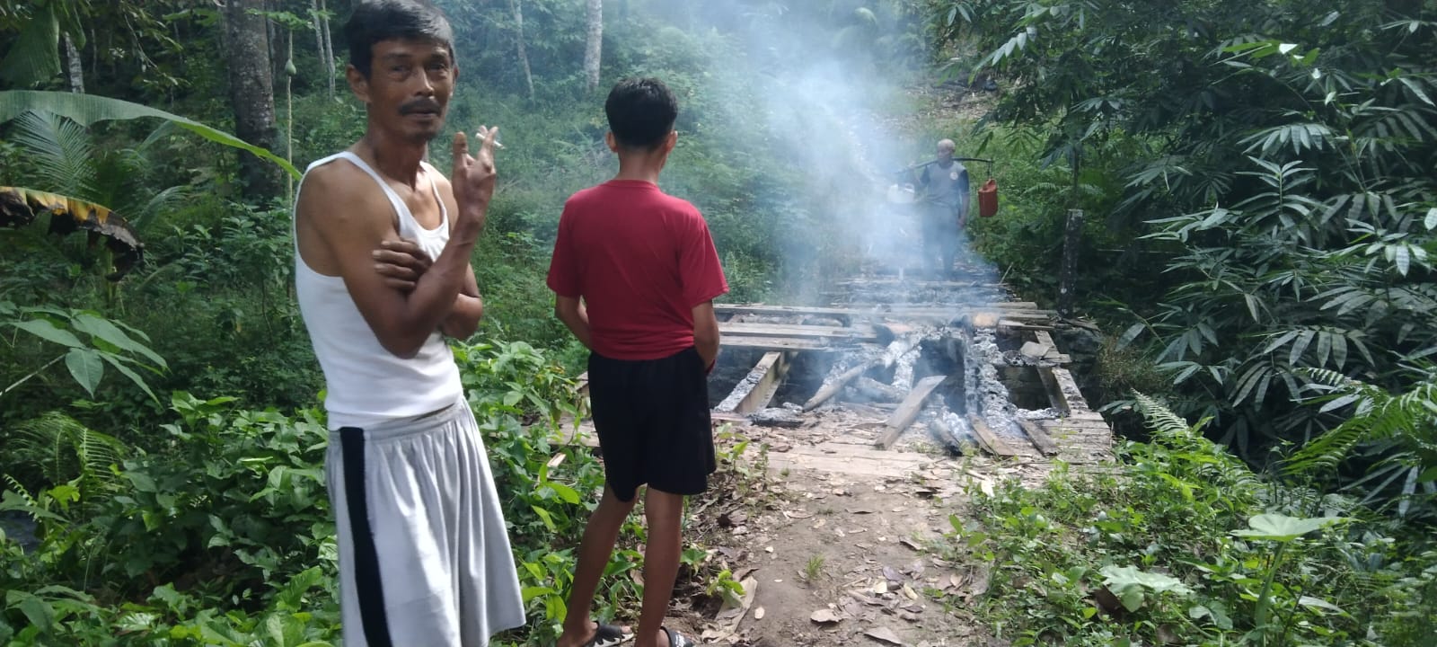 Jembatan Penghubung Vital di Desa Bernung Kabupaten Pesawaran Ludes Terbakar, Warga Curigai Sabotase