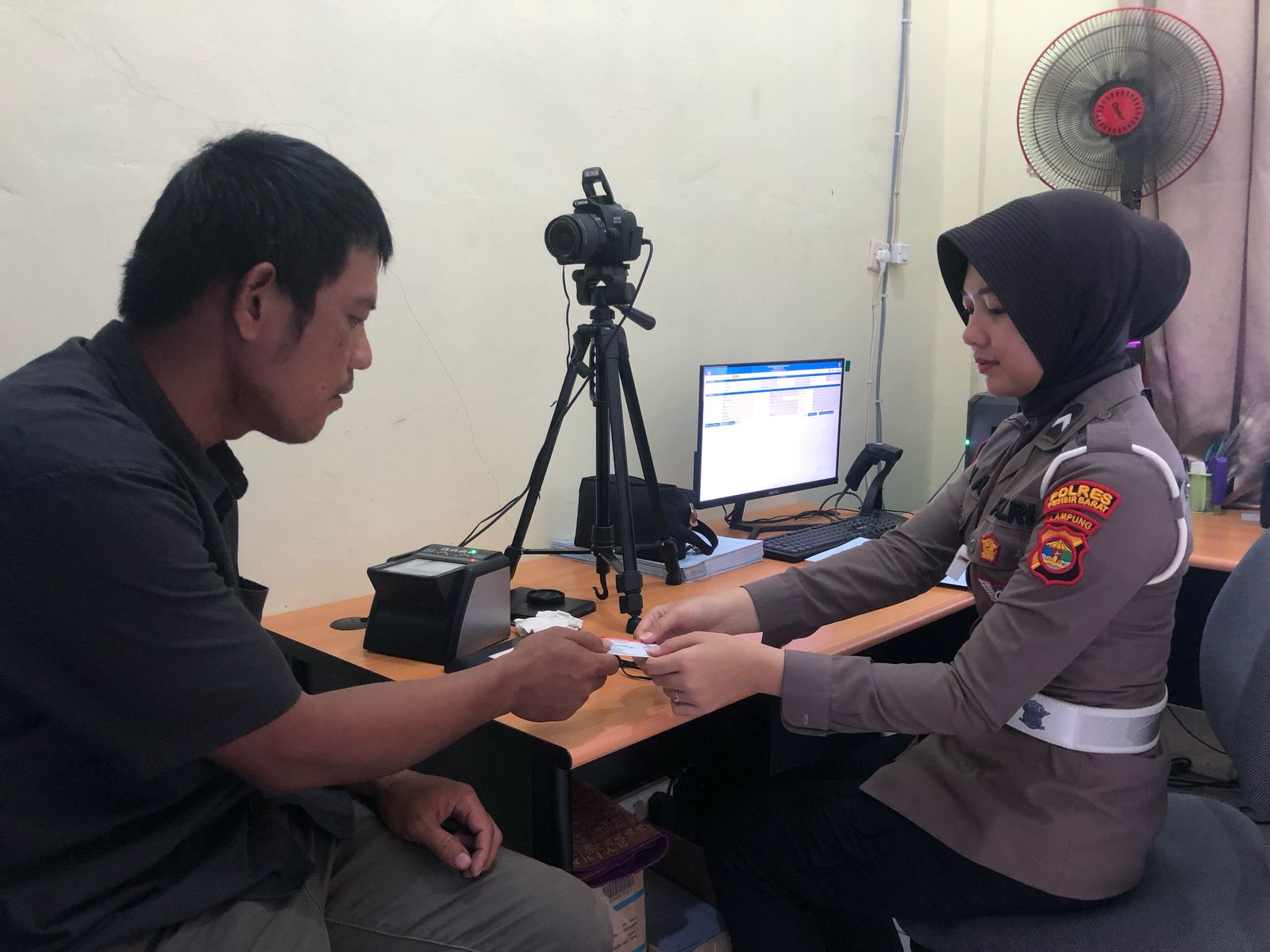 Satlantas Pesisir Barat Jemput Bola, Permudah Urus SIM Warga