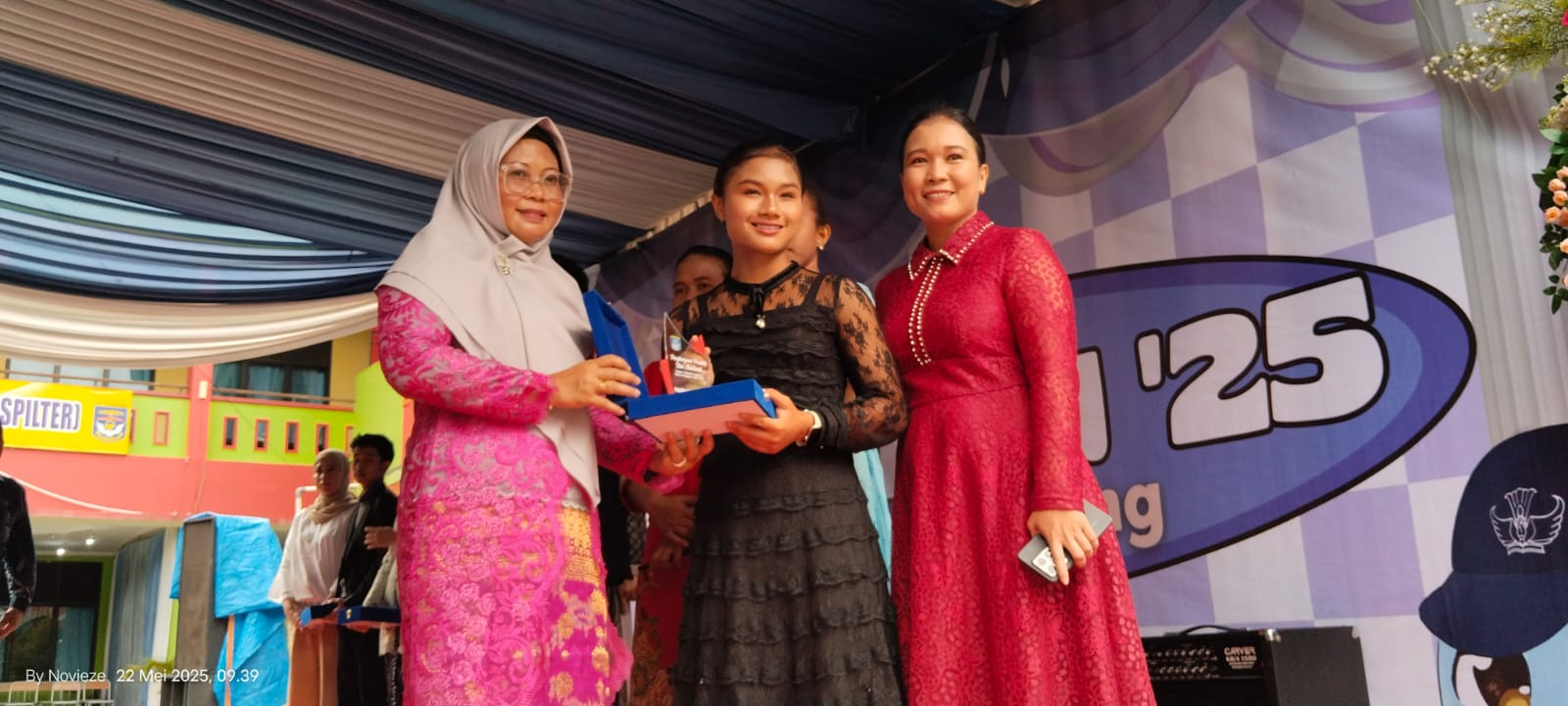 Haru dan Prestasi Warnai Pelepasan Siswa SMPN 1 Bandar Lampung