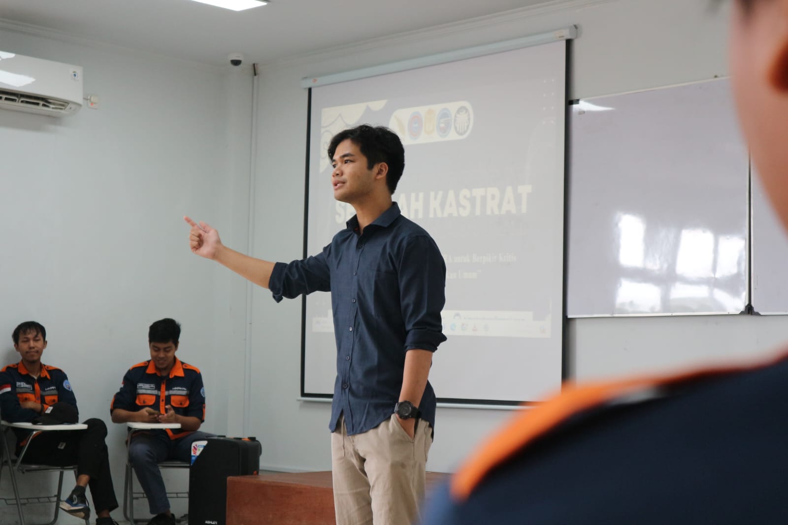 Menyambut Tangan Bung Republik Dalam Gelap