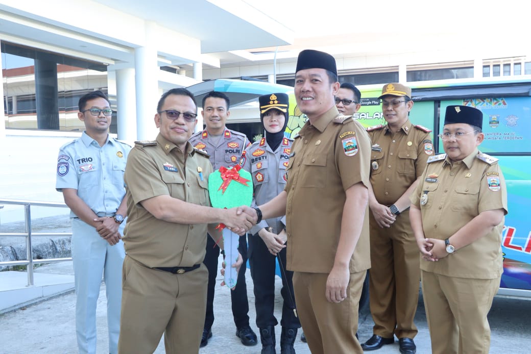 Mudahkan Warga, Pemkab Pesisir Barat Serahkan Mobil Samsat Keliling