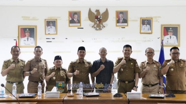 Bupati Pesisir Barat Desak Kualitas dalam Pembangunan Jembatan Way Pemerihan