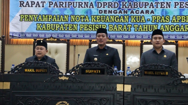 Bupati-Wabup Pesibar Hadiri Paripurna Penyampaian Nota Keuangan KUA-PPAS APBD Perubahan 2025