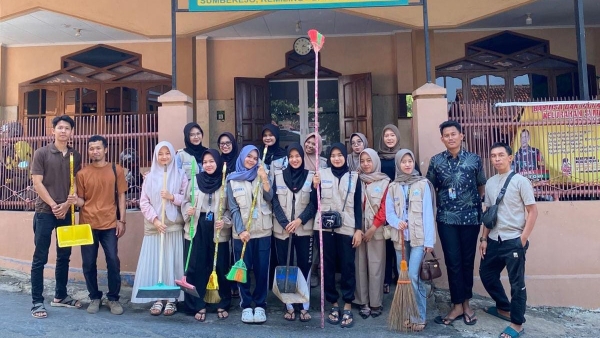 FPLM dan Mahasiswa KKN UIN RIL Gelar Aksi Bersih-bersih Masjid Al Istiqomah