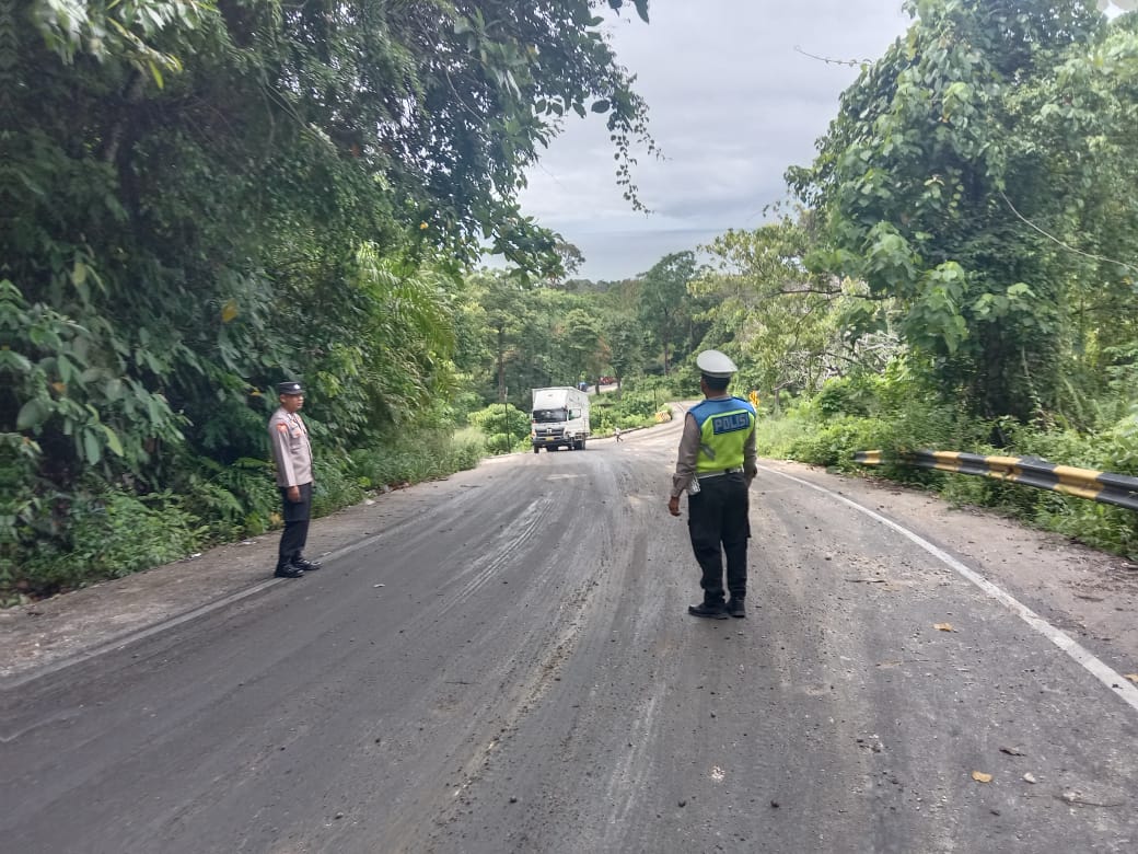 Polsek Pesisir Utara Gempur Tumpahan CPO Cegah Kemacetan