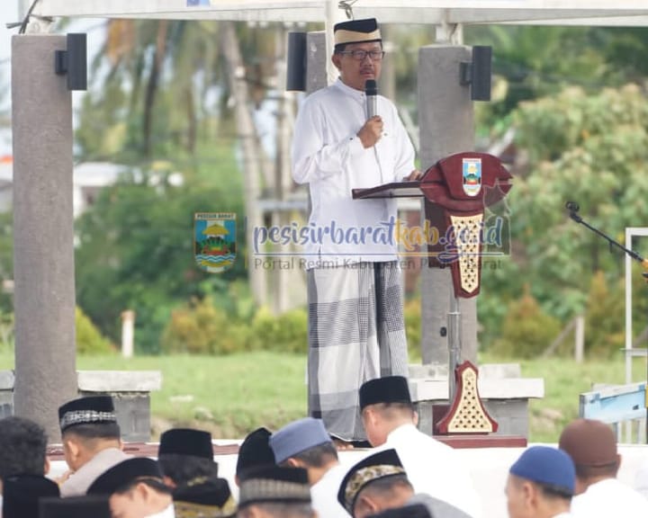 Bupati Pesibar Laksanakan Sholat Idul Fitri 1445 H Di Halamat Kantor Pemda