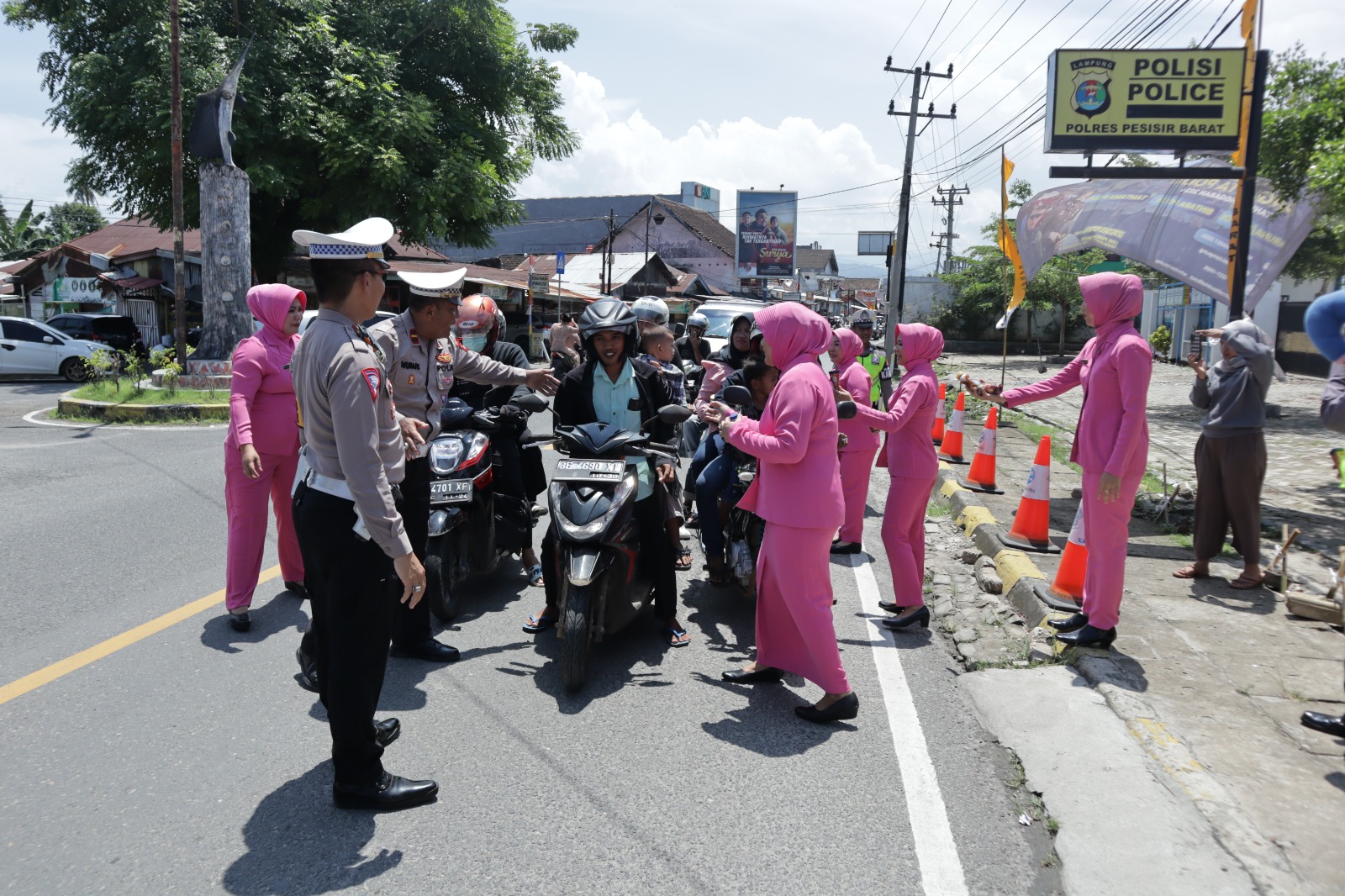 Berikan Pelayanan Optimal kepada pemudik di H+6, Polres Pesisir Barat bagikan makanan dan minuman gratis