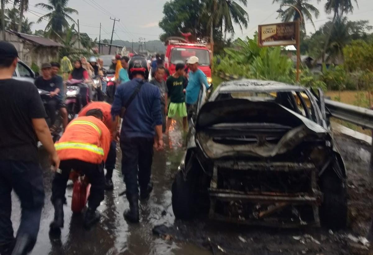 Korsleting Listrik: Mobil Terbakar di Jalan Lintas Pesisir Barat