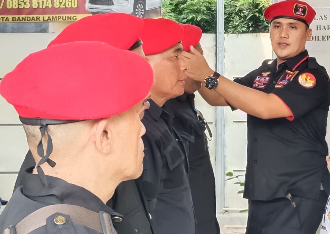 Ketua DPD GRIB Jaya Lampung Dendi Albar Melakukan Prosesi Baret Anggota Satgas