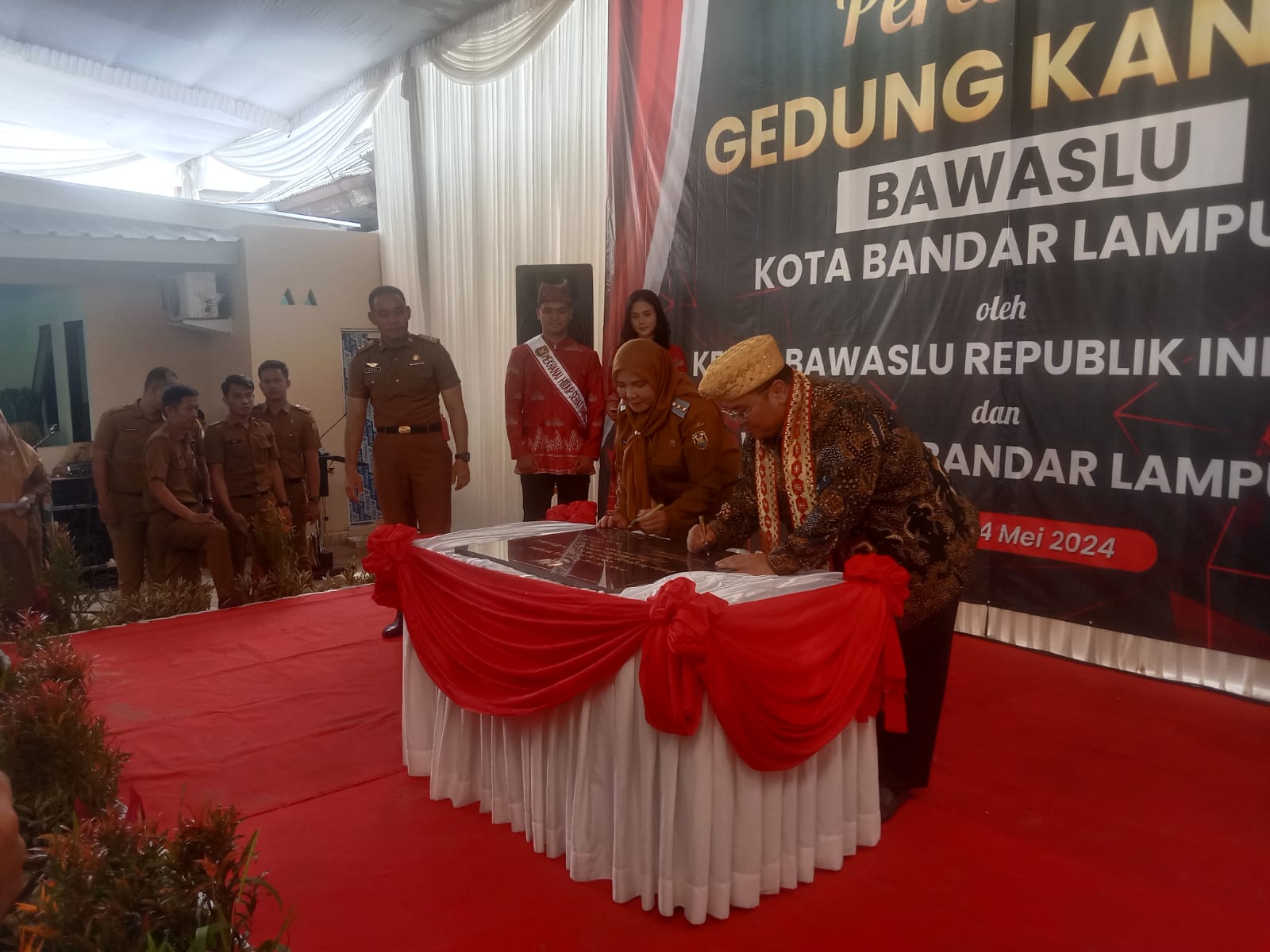 Eva Dwiana-Rahmat Bagja Resmikan Kantor Bawaslu Bandarlampung