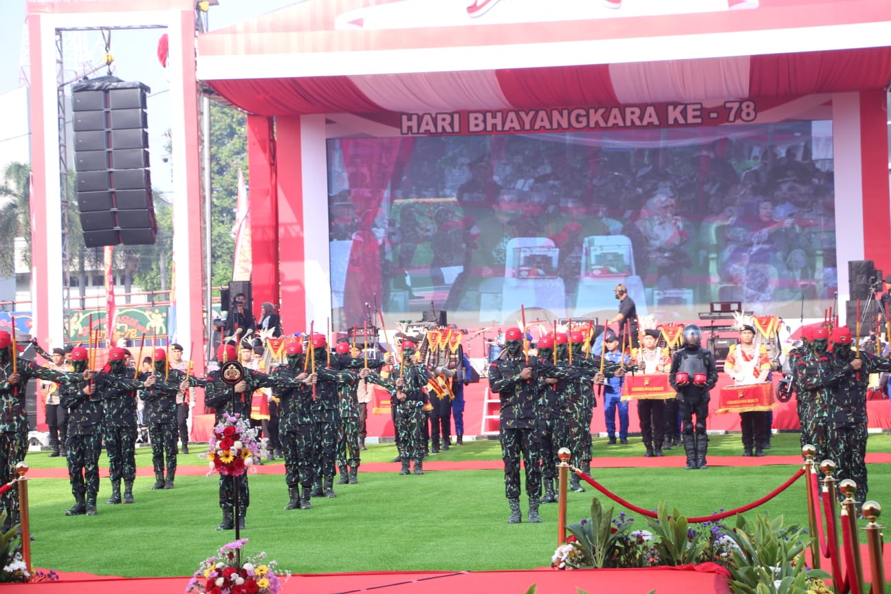 HUT Bhayangkara ke-78, Kapolda Sumsel Joget Bareng Masyarakat