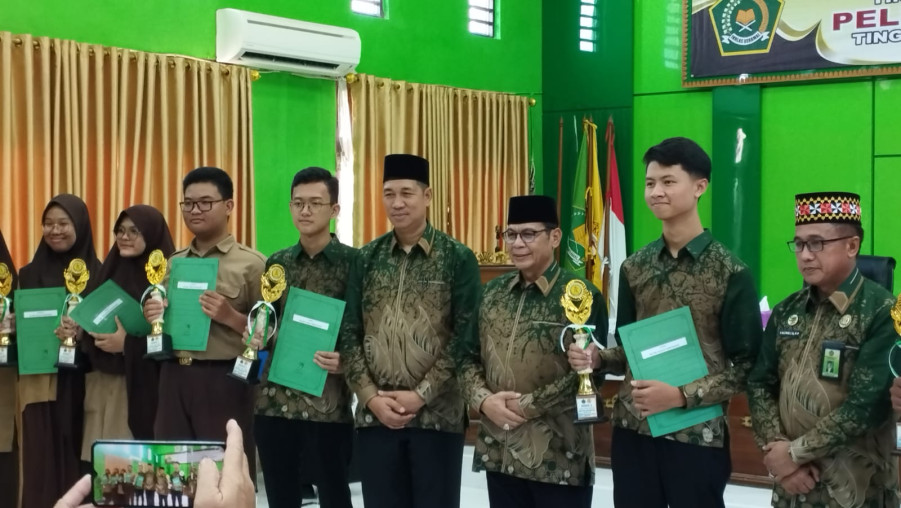 8 Siswa MAN 1 Bandarlampung Cetak Prestasi Gemilang di KSM Kota
