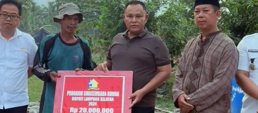 Nanang Ermanto Gercep Bantu Korban Rumah Roboh di Kalianda Lamsel