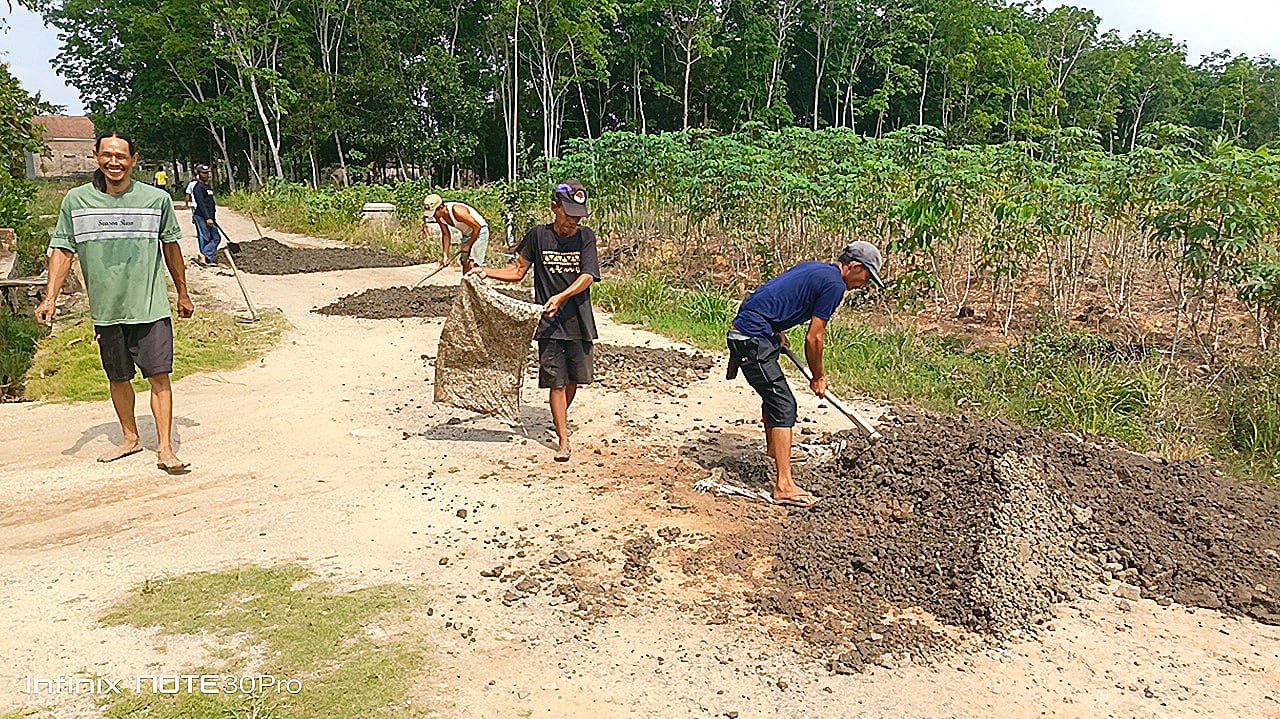 Qudrotul-Hankam Bantu Perbaiki Jalan Rusak di Menggala