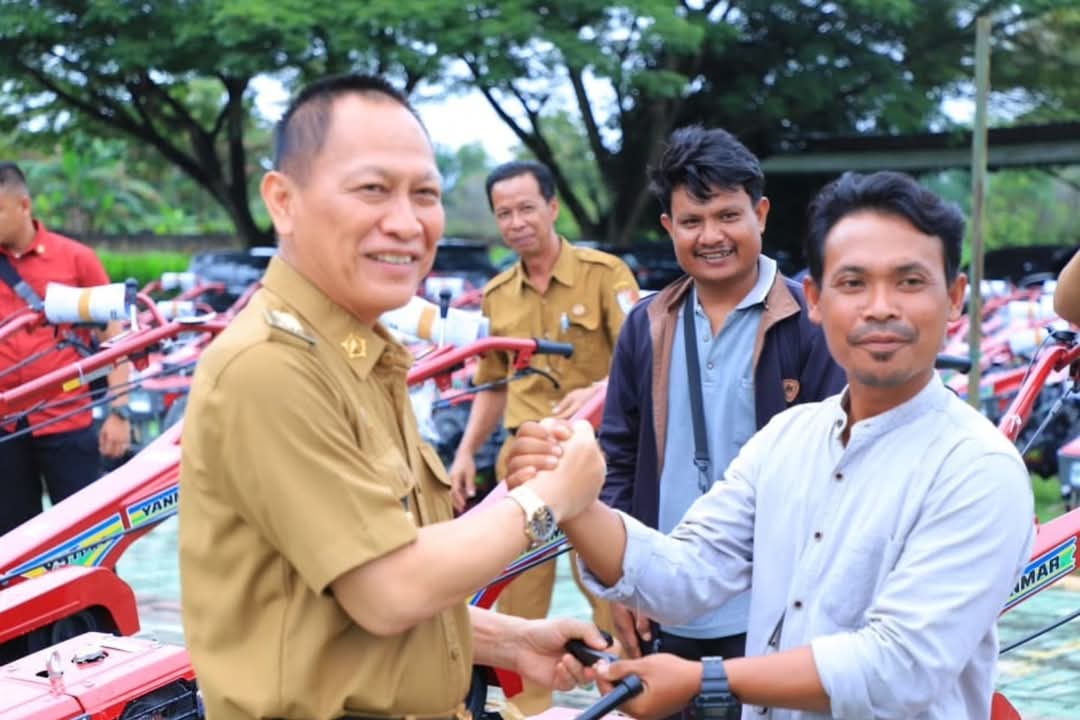 Dukung Swasembada Pangan, Bupati Tulang Bawang Serahkan Puluhan Alsintan ke Brigade Pangan