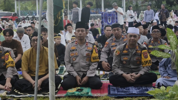 Kapolres Pesisir Barat Gelar Shalat Idul Fitri dan Halal Bihalal Bersama Forkopimda