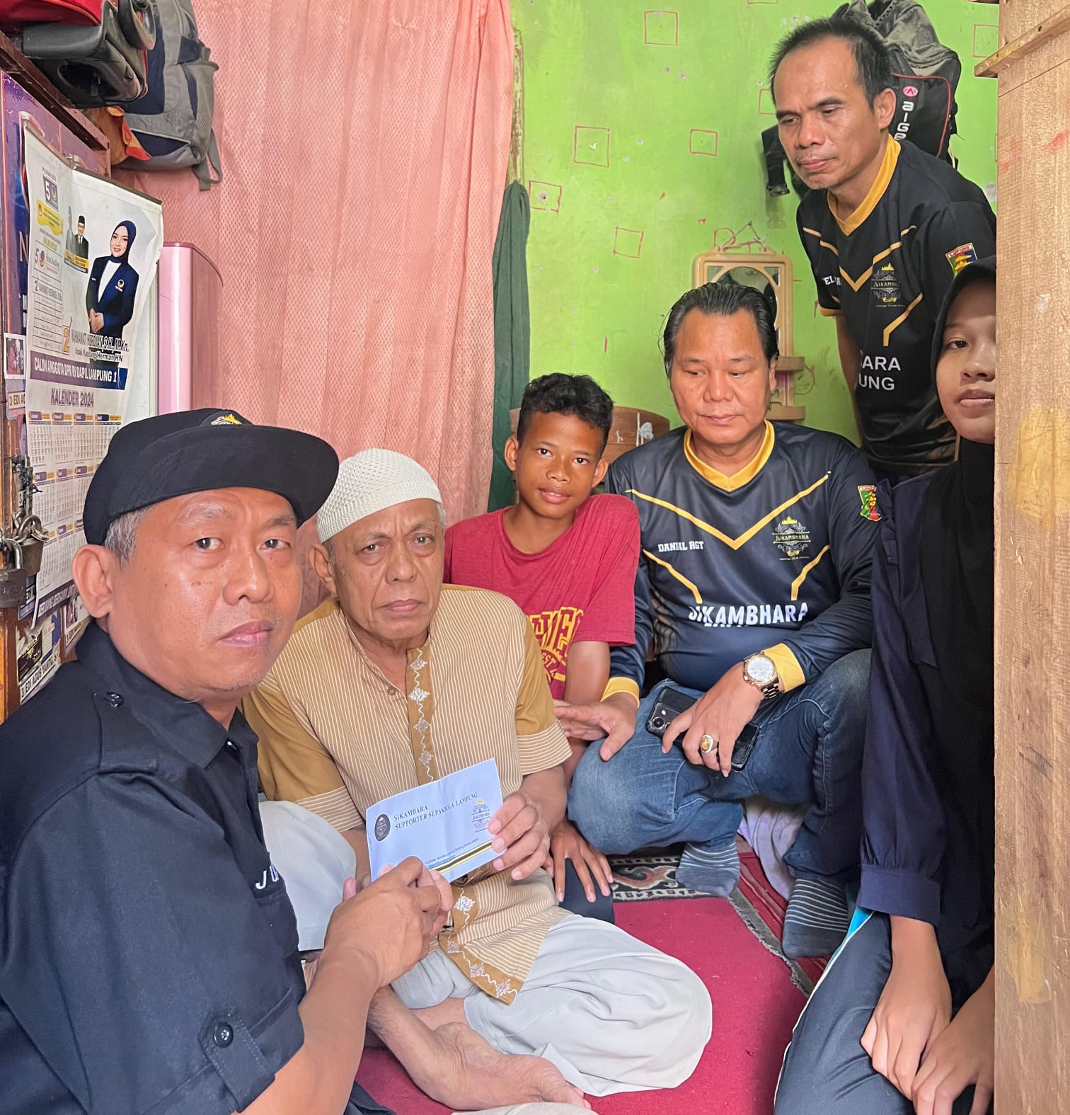 Sikambara Peduli Salurkan Bantuan untuk Idris, Penderita Lumpuh Layu di Bandarlampung