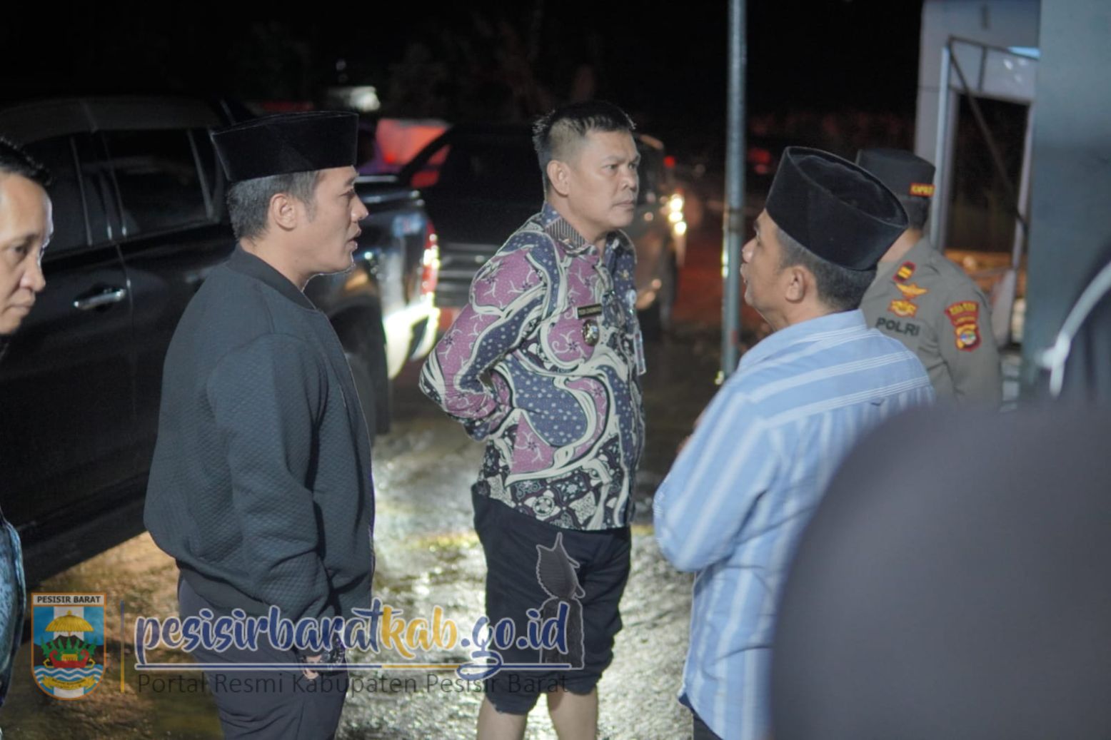 Pesisir Barat Dilanda Banjir, Bupati Tinjau Warga dan Salurkan Bantuan