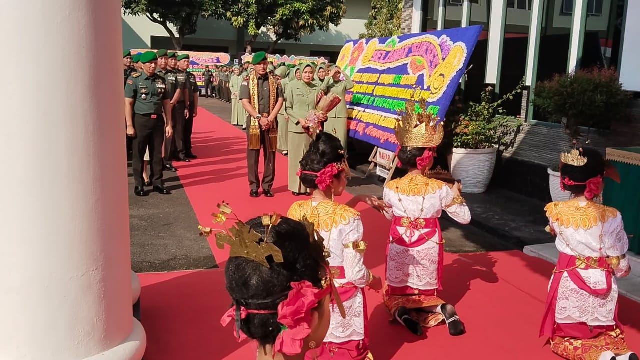 Tradisi Pedang Pora Sambut Danrem 043/Gatam yang Baru, Brigjen TNI Haryantana